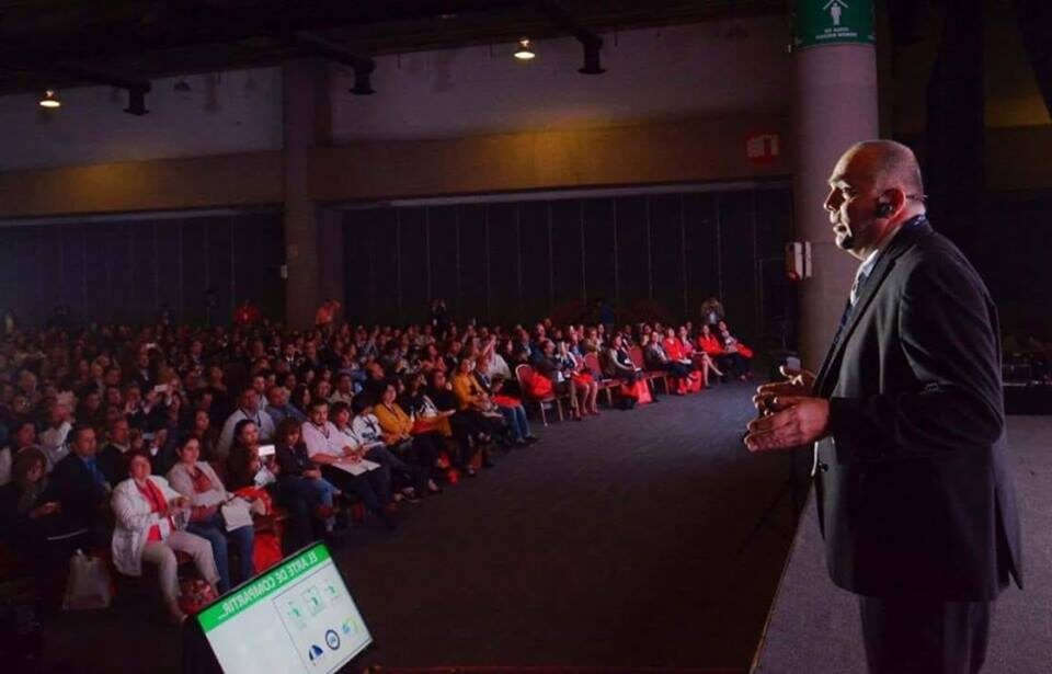 Javier Loza impartiendo una conferencia inmobiliaria